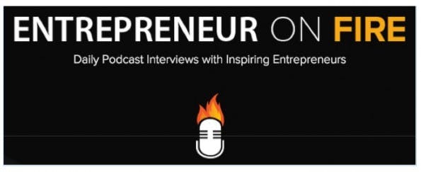 John Lee Dumas erwirtschaftet mit seinem täglichen Podcast „Entrepreneur On Fire“ mittlerweile eine Viertelmillion US-Dollar Umsatz monatlich. Wie hat er das gemacht? Er hat einfach die Reichweite ausgenutzt, die seine Interviews und die Interviewpartner mitbringen. Besonders interessant an seinem Podcast ist das rigide Format. Damit er auch wirklich JEDEN Tag einen Podcast rausbringen kann, setzt er in seinem Podcast fast immer auf die gleiche Fragen-Struktur. Damit setzt er sozusagen auf Masse statt Klasse, was die Produktion enorm beschleunigt und anscheinend ausgezeichnet funktioniert. Angeblich hat er mehrere hundert Interviews im Vorlauf. (Screenshot: entrepreneuronfire.com)