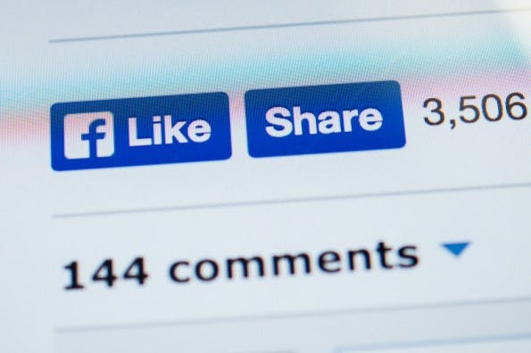 Der „Share“-Button Facebook erfreut sich großer Beliebtheit. Unter Umständen kann die Nutzung aber teuer werden. (Foto: © Hadrian / Shutterstock.com)