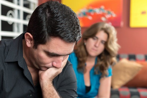 Wer seine schlechte Laune ständig mit nach Hause bringt, sollte über einen Jobwechsel nachdenken. (Foto: Shutterstock / Kamira)