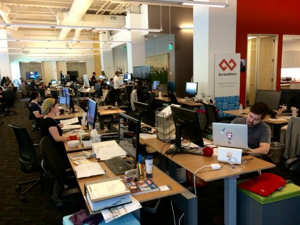 Tisch an Tisch, Stuhl an Stuhl, Reihe für Reihe: Trotz Großraumbüro ist es bei Slack de facto mucksmäuschenstill. Zu wichtig ist der Kampf um die Unternehmenskommunikation der Zukunft. (Foto: t3n)