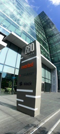 Edler Glasbau statt verruchter Hinterhof: Für sein noch sehr junges Alter gibt sich Slack schon sehr erwachsen, hat sich in einem Gebäude mit der US-Kaufhauskette Macy's gemütlich gemacht. (Foto: t3n)