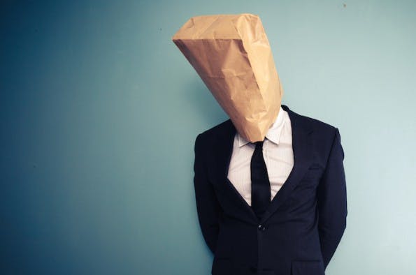 Peinliche Social-Media-Fauxpas? Dazu gehört auch fremde Social-Media-Inhalte für die eigenen auszugeben. (Bild: Shutterstock / LoloStock)