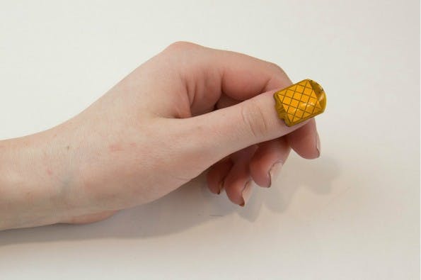 NailO: Der Fingernagel wird zum Mini-Trackpad. (Foto: MIT Media Lab)