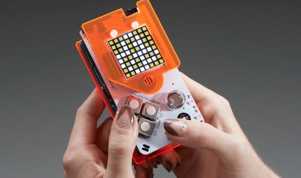 Erinnert ein wenig an einen nackten Game Boy: Der fertige Arduino Gamer.(Screenshot: adafruit.com)
