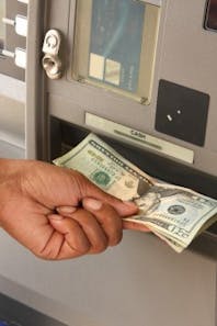 Geld abheben, um es direkt wieder einzuzahlen ist manchmal die einzige Lösung. (Foto: Shutterstock)