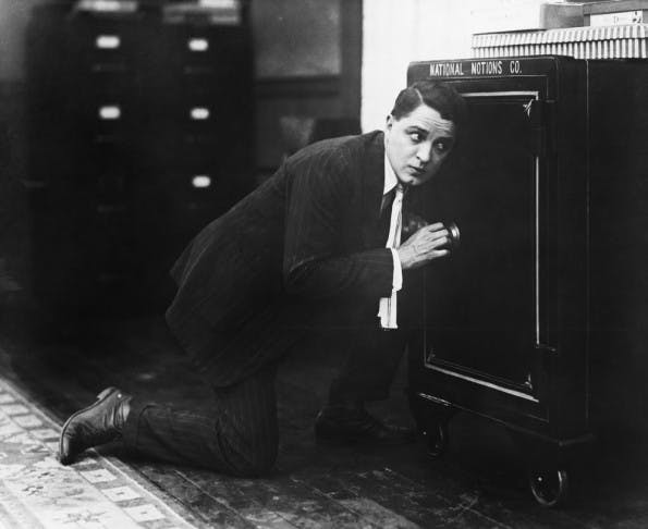 Es gilt noch einige Hindernisse zu überwinden, damit die Versprechen der FinTech-Firmen Realität werden können. (Foto: <a href="http://www.shutterstock.com/de/pic-92590003/stock-photo-profile-of-a-man-opening-the-door-of-a-safe.html?src=teCoNGQua_PqUhFLbPBrSA-1-6">Shuttersock</a>)