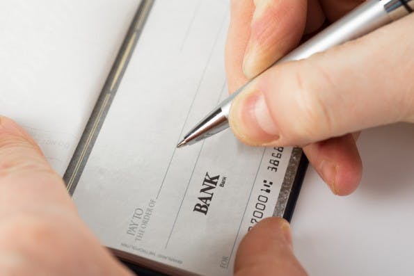 Viele Europäer mussten vermutlich noch nie einen Scheck ausstellen oder einlösen – das Zahlungsmittel gilt weithin als antiquiert. (Foto: Shutterstock)
