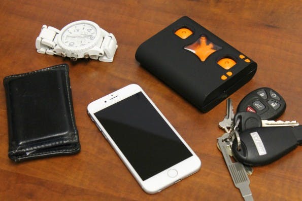 Die Mini-Drohne Wallet Drone passt in die Hosentasche. (Foto: Axis Drones)