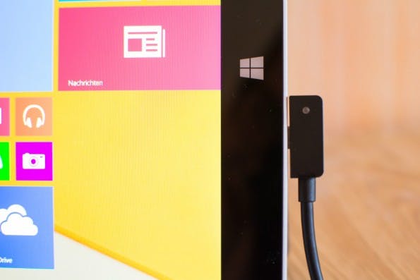 Der mitgelieferte Micro-USB-Stecker liegt nicht komplett am Gehäuse an. (Foto: Johannes Schuba)