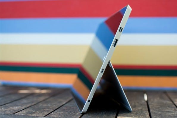 Das Surface 3 kommt mit einigen Anschlüssen. (Foto: Johannes Schuba)