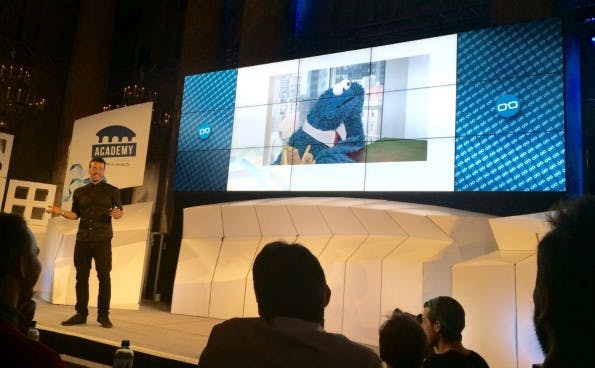 Sales-Profi Steli Efti erklärt dem jungen Gründervolk, wie sie ihre Angst vor Sales in den Griff kriegen. Die Keynote war eines der Highlights auf dem Pioneers Festival in Wien. (Foto: t3n)