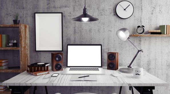 Ein sauberer Arbeitsplatz und aufgeräumter Desktop bringt mehr Überblick. (Bild: Shutterstock / pikcha)