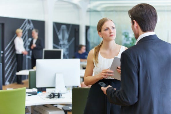 Schon durch Smalltalk bieten sich gute Gelegenheiten, Sympathien auf persönlicher Ebene herzustellen. Nutze sie. (Foto: Shutterstock)
