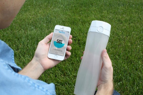 Die smarte Wasserflasche Hidrate verbindet sich mit der App und stellt sich auf unterschiedliche Situationen wie das Sport machen ein. (Foto: Hidrate)