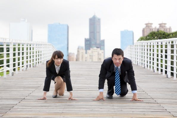 Wer ein Unternehmen gründet, muss seine Konkurrenz kennen. (Foto: <a href="http://www.shutterstock.com/de/pic-67526728/stock-photo-business-man-and-woman-getting-ready-for-race-in-business.html?src=VWSh9Ed-TSzrAg1iNaB13w-4-26">Shutterstock</a>)
