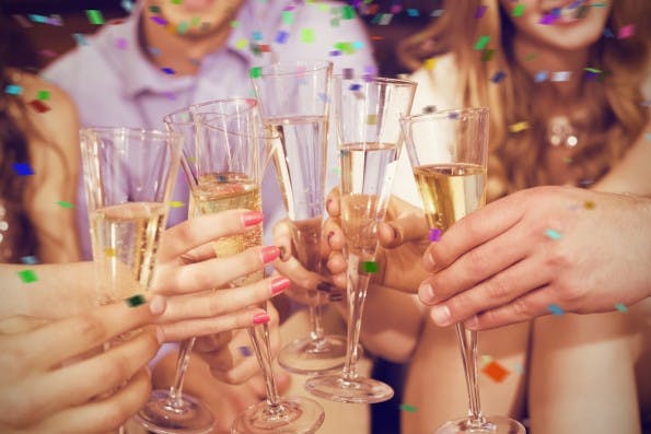 Gut funktionierende Teams nehmen sich Zeit, um gemeinsame Erfolge zu feiern. (Foto: Shutterstock.com)