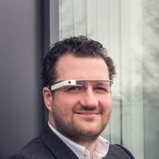 Christopher Bouveret von Itizzimo will die Lagerhäuser der Versanddienstleister mit Google Glass effizienter machen. (Foto: Xing)