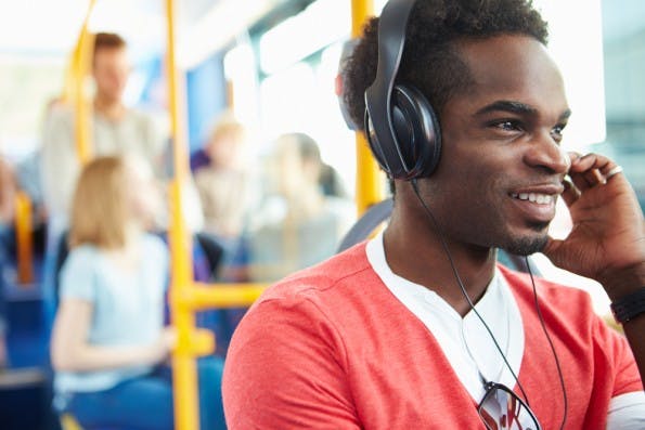 Tipps für Pendler: Wer seine Augen anderweitig braucht, kann zu Hörbüchern oder Podcasts greifen oder sich Online-Artikel vorlesen lassen. (Foto: Shutterstock)