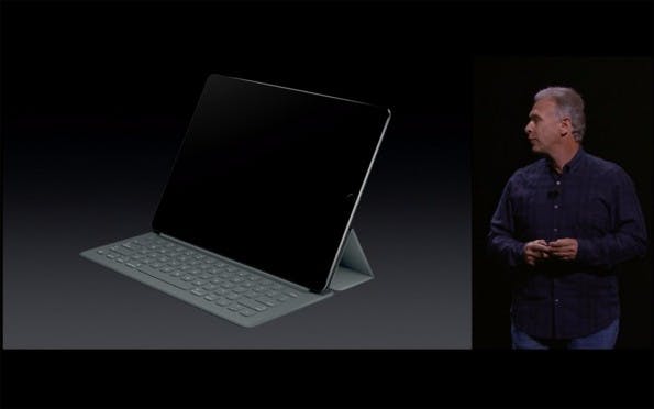 Apple bietet für das iPad Pro ein neues Smart Cover mit integrierter, mechanischer Tastatur an. (Quelle: Apple)