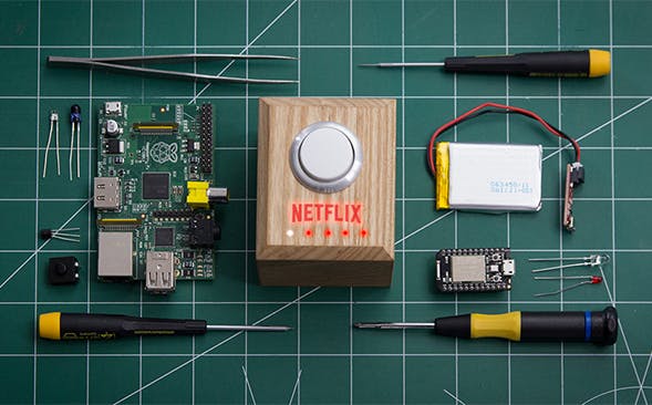 Netflix: Mit diesem Button versetzt ihr euer Wohnzimmer in den Heimkino-Modus. (Foto: Netflix)