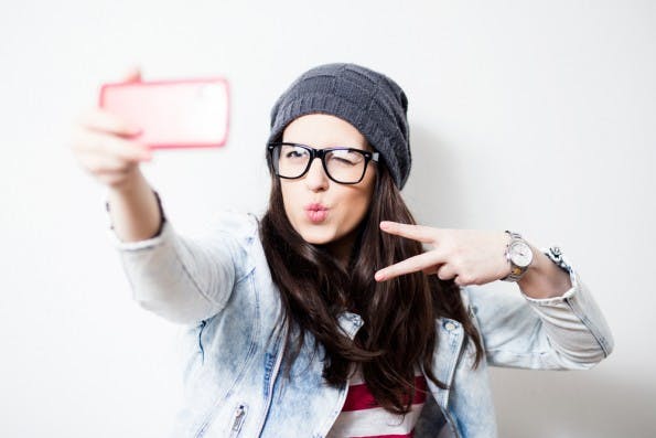Selfies haben im Lebenslauf nichts zu suchen. Aber auch professionelle Bewerberfotos stehen in der Diskussion. (Foto: Shutterstock.com)