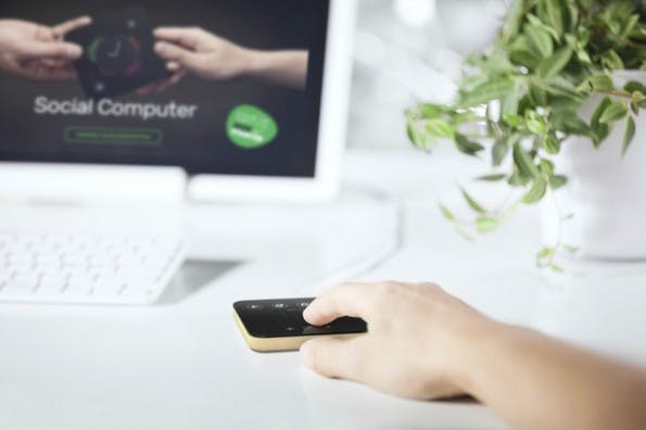 Solu wird zur Maus, wenn der Mini-Computer an einen Bildschirm angeschlossen wird. (Bild: Kickstarter/Solu)