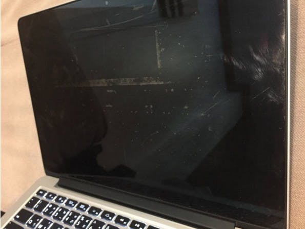 #Staingate: So unschön zeigt sich der Fehler auf einem MacBook-Pro-Display. (Foto: Staingate.org)