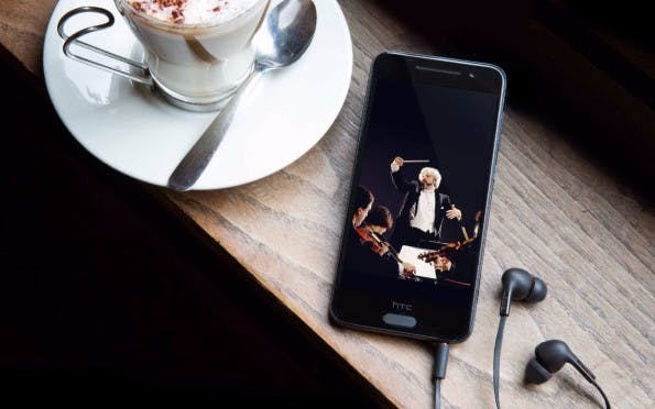 Das HTC One A9 besitzt keine BoomSound-Lautsprecher, der verbaute Soundprozessor soll dieses Manko in Kombination mit guten Kopfhörern wieder wett machen. (Bild: HTC)