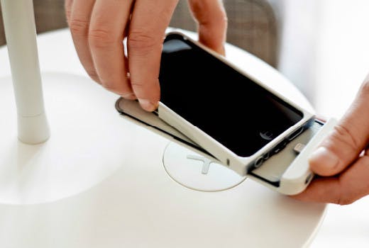 Die iPhone-Hülle von IKEA macht kabelloses Laden per Qi-Induktion schon jetzt möglich. (Bild: IKEA)