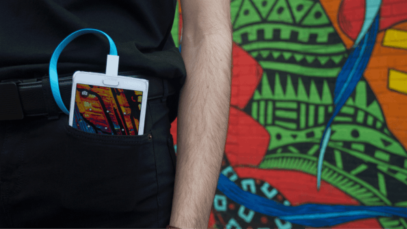 Smartphone laden mit der Gürtelschnalle. Mit dem Xoo Belt kein Problem. (Foto: Xoo)