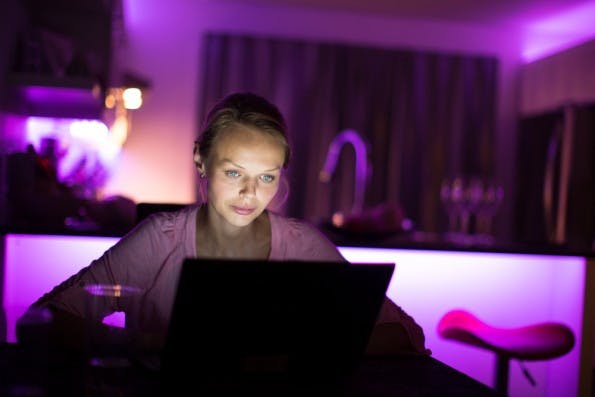 Bis in die Nacht arbeiten? Das kann im Startup-Alltag passieren – Gründer sollten den entsprechenden Antrieb mitbringen. (Foto: Shutterstock.com)