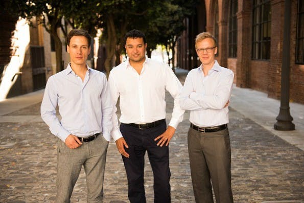 Die Mitgründer Funding Circle Kontinentaleuropa Matthias Knecht (re.) und Christian Grobe (li.) mit dem Funding Circle Gründer Samir Desai. (Foto: Presse)