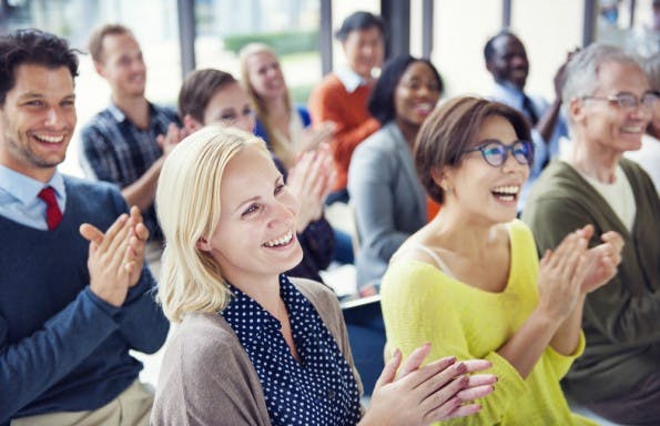 Nur wer die Leistungen der Mitarbeiter angemessen honoriert, kann sich auf ein motiviertes Team verlassen. (Foto: Shutterstock)