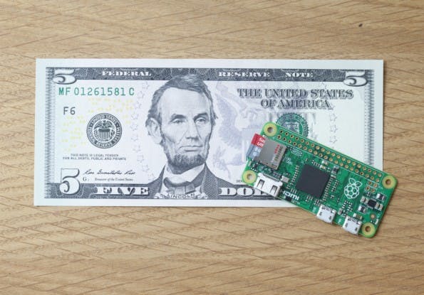 Der Raspberry Pi Zero ist kleiner als ein Fünf-Dollar-Schein, kostet aber genauso viel. (Foto: Raspberrypi.org)