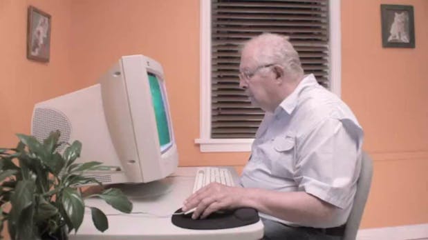 „Schatz, ich hab das Internet gelöscht“ – 5 Computerprobleme, die euch eure Eltern zu Weihnachten bescheren