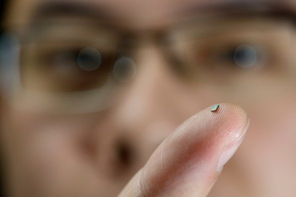Dieser kleine Sensor braucht keine Batterien. (Foto: Bart van Overbeeke/TU Eindhoven)
