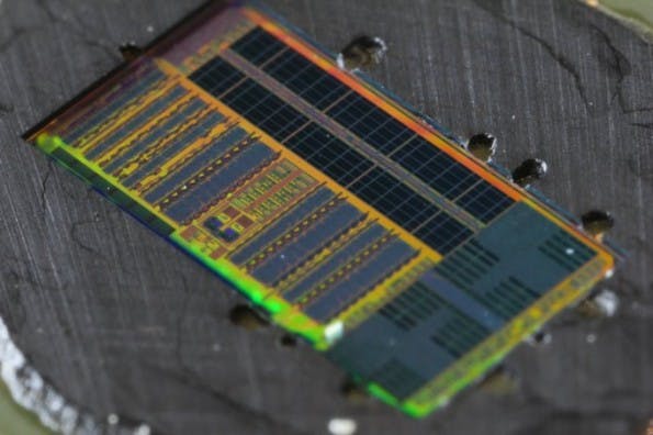 Forscher haben einen neuartigen lichtbasierten Mikroprozessor entwickelt. (Foto: Glenn Asakawa, University of Colorado)