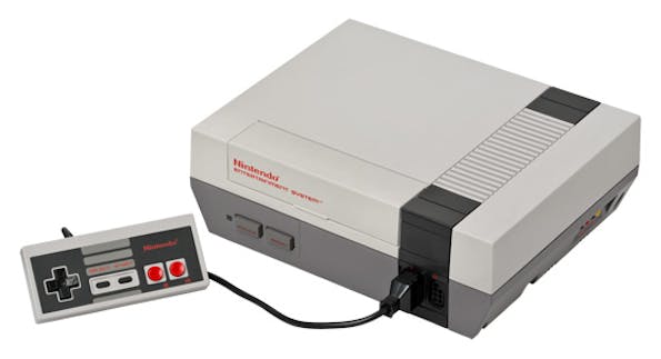 Das Nintendo Entertainment System (abgekürzt NES) ist eine 8-Bit-Videospielkonsole von Nintendo. Sie kam 1993 auf den Markt und belebte den Videospiele-Markt neu. (Bild: Wikipedia)