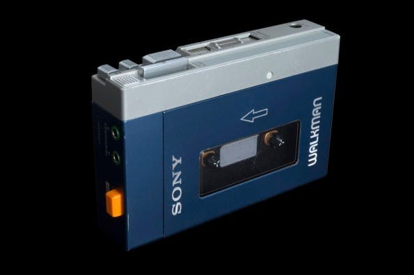 Der erste Walkman TPS-L2 von Sony erschien im Jahr 1979. Es folgten etliche weitere Modelle. JEDER hatte damals einen Walkman. (Foto: Wikipedia)
