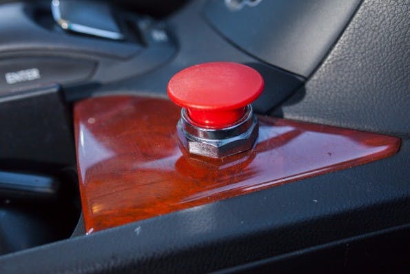 Für den Fall der Fälle: Mit diesem Knopf kann das selbstfahrende Auto sofort gestoppt werden. (Foto: BACKCHANNEL)