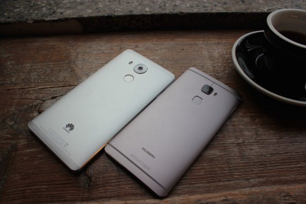Huawei im Dpalepack 2: Mate 8 (links) und sein kleiner Bruder, das Mate 2. (Foto: t3n)