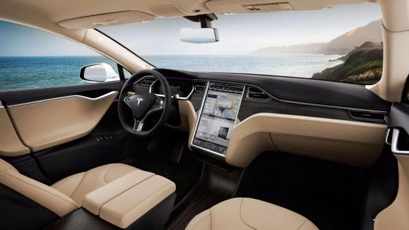 Tesla Motors: Geht es nach Elon Musk, könnten die Autos seines Unternehmens schon in zwei Jahren auch längere Strecken ohne Fahrer zurücklegen. (Foto: Tesla Motors)