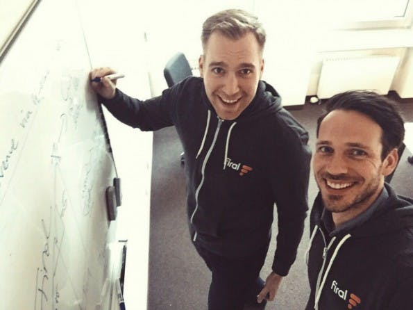Zusammen mit CTO Michael Wallbaum will Aaron Kielhau (rechts) aus Pay with a Tweet ein profitables Business machen. (Foto: Firal)