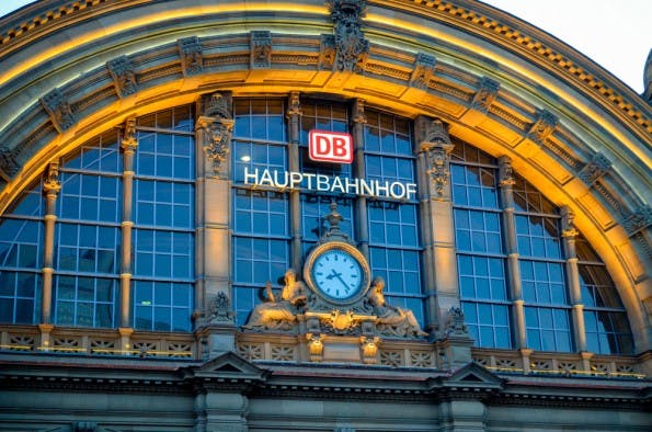 Deutsche Bahn: Die Fahrplandaten des Fernverkehrs stehen Entwicklern jetzt als API zur Verfügung. (Foto: Adnan Vejzovic / Shutterstock.com)