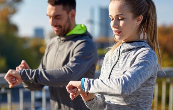 Jawbone, Fitbit und Co.: Studie deckt erhebliche Sicherheitsmängel bei Fitness-Trackern auf. (Foto: Shutterstock-Syda Productions)