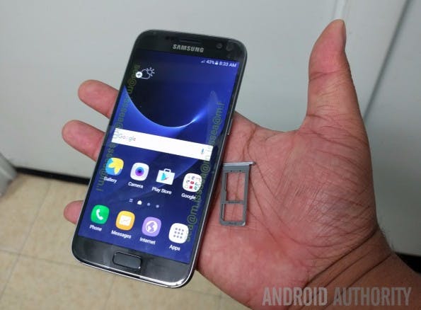 Der microSD-Karten-Slot gilt als bestätigt. (Foto: Android Authority)