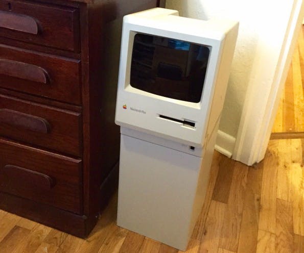 Aus einem Macintosh Plus wird ein Papierkorb. (Foto: HaHaBird / Imgur)