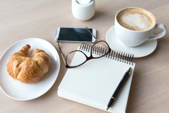 Ein Fünftel aller jungen Arbeitnehmer verzichtet auf eine Mittagspause. (Foto: Shutterstock)