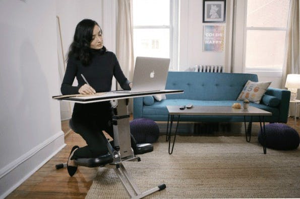 Produktives Arbeiten am ergonomischen Sitzschreibtisch The Edge. (Bild: Edge Desk)
