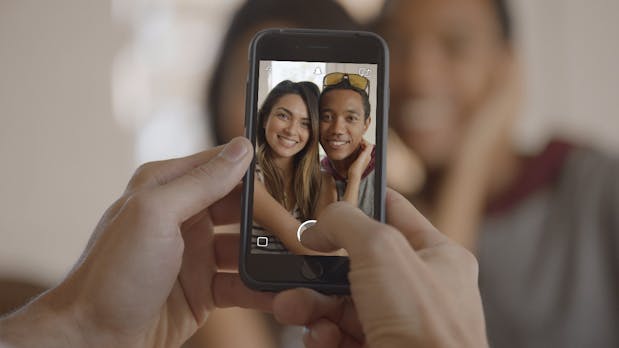 t3n-Daily-Kickoff: Snapchat erfindet sich neu, mit GIFs, Stickern und Telefonieren